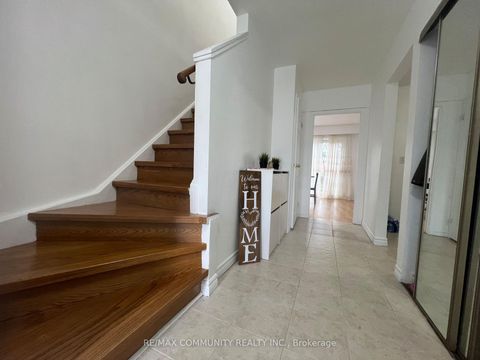 Photo 3 at 284 Sprucewood Court, L'Amoreaux, Toronto