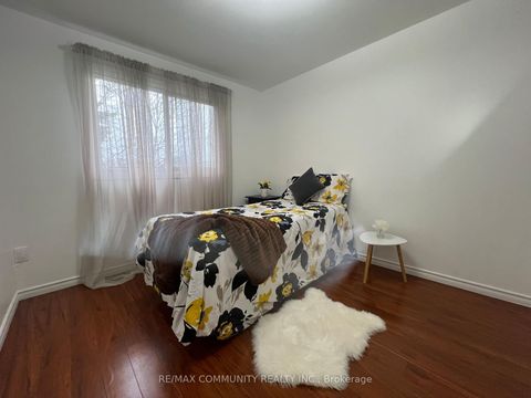 Photo 15 at 284 Sprucewood Court, L'Amoreaux, Toronto