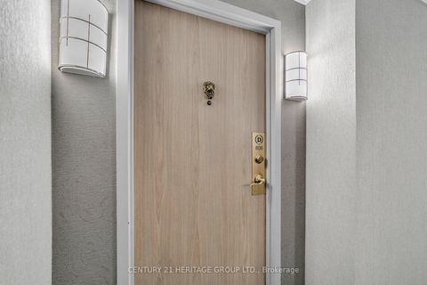 Photo 5 at 806 - 30 Harding Boulevard W, North Richvale, Richmond Hill