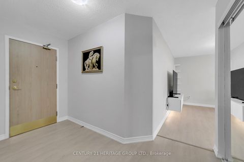 Photo 7 at 806 - 30 Harding Boulevard W, North Richvale, Richmond Hill