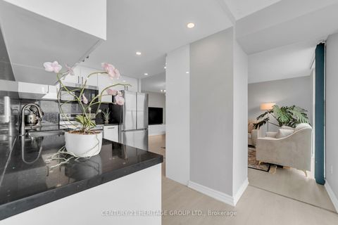 Photo 17 at 806 - 30 Harding Boulevard W, North Richvale, Richmond Hill