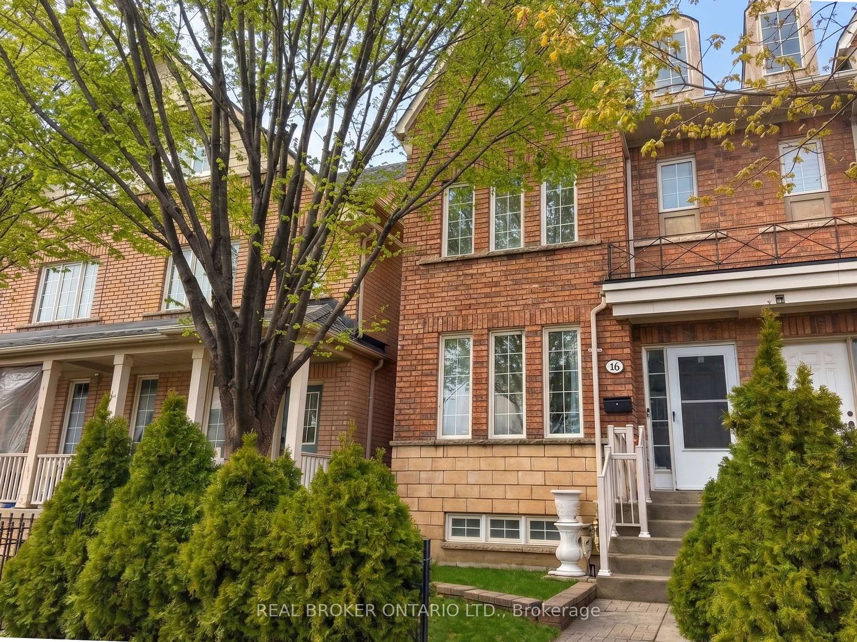 16 Leitch Avenue, York University Heights, Toronto photo number 2