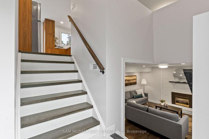 Photo 4 at 7209 Fayette Circle, Meadowvale, Mississauga