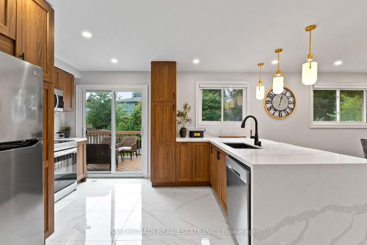 Photo 6 at 7209 Fayette Circle, Meadowvale, Mississauga