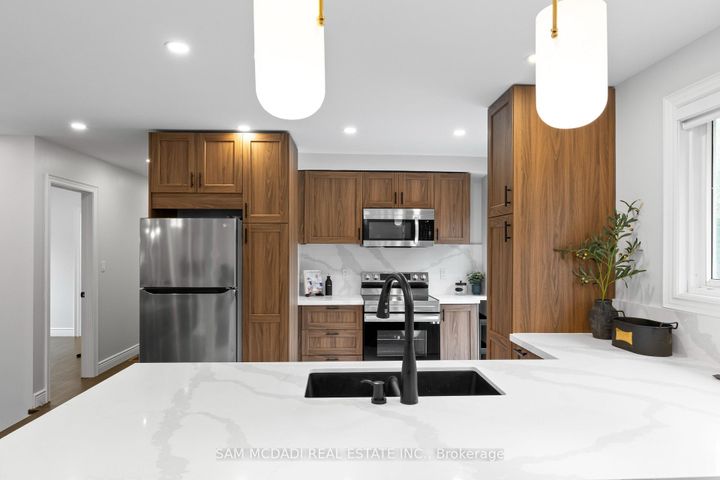 Photo 7 at 7209 Fayette Circle, Meadowvale, Mississauga