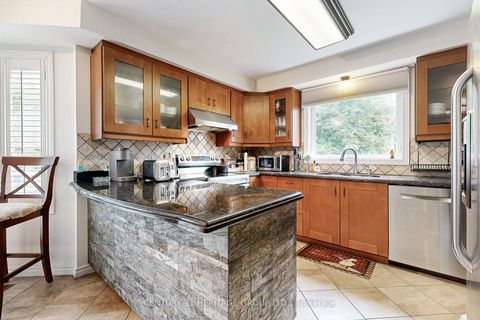 Photo 13 at 98 Charing Crescent, Aurora Highlands, Aurora