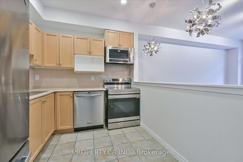 Photo 7 at 46 - 1051 On Bogart Circle, College Manor, Newmarket