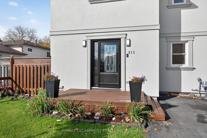 Photo 3 at 211 Birchcliffe Crescent, Berrisfield, Hamilton