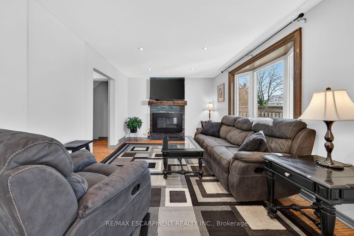 Photo 17 at 211 Birchcliffe Crescent, Berrisfield, Hamilton