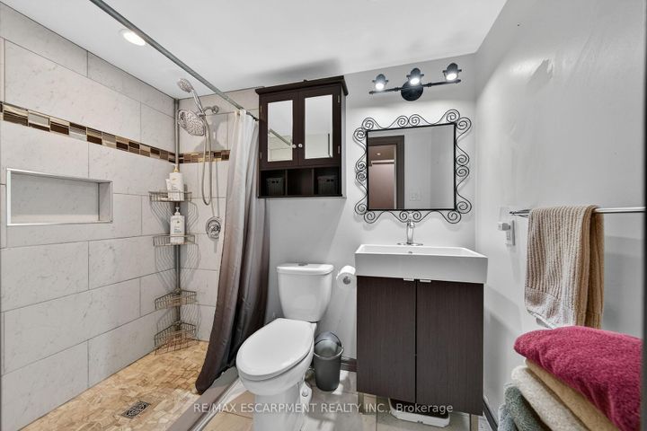 Photo 33 at 211 Birchcliffe Crescent, Berrisfield, Hamilton