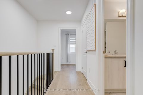 Photo 33 at 6 Pumpkin Corner Crescent, Rural Barrie Southeast, Barrie