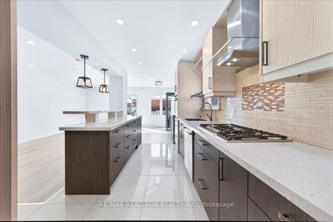 Photo 12 at 102 Wade Gate, Brownridge, Vaughan