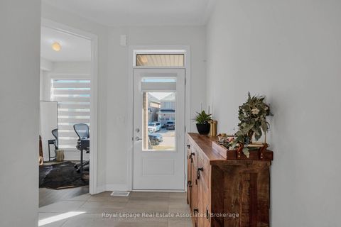 Photo 4 at 1386 Davis Loop, Lefroy, Innisfil