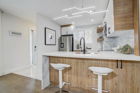 Photo 6 at 304 Kerswell Drive, Crosby, Richmond Hill