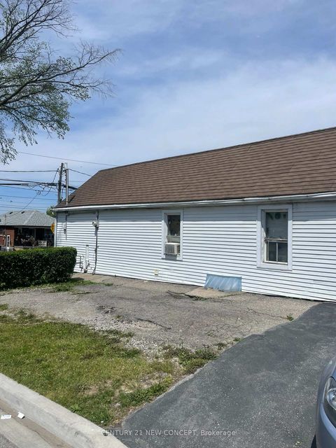 Photo 3 at 1171 Roselawn Avenue, Belgravia, Toronto