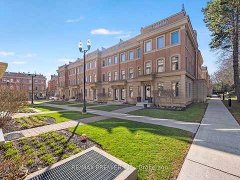 Photo 4 at 13 - 30 Hargrave Lane, York Mills, Toronto