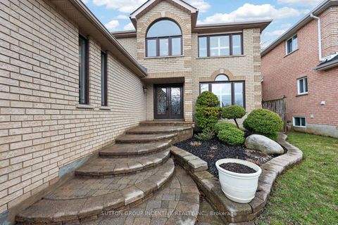 Photo 2 at 4 Chantal Street, Painswick South, Barrie
