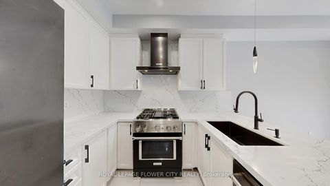 Photo 10 at 642 Sweetwater Crescent, Glenway Estates, Newmarket