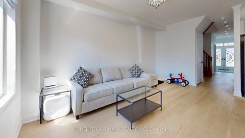 Photo 6 at 32 Arco Circle, Maple, Vaughan