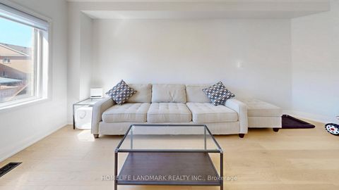 Photo 7 at 32 Arco Circle, Maple, Vaughan