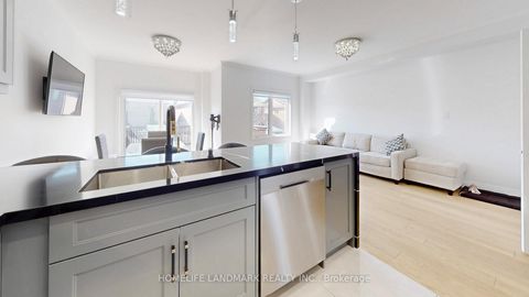 Photo 11 at 32 Arco Circle, Maple, Vaughan