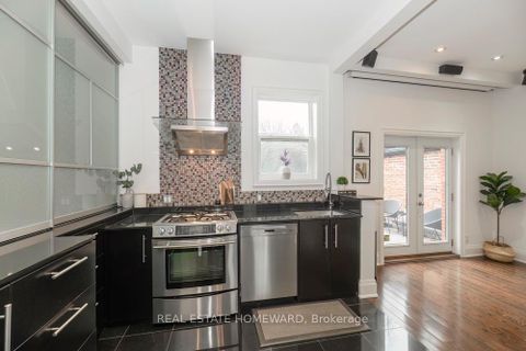 Photo 10 at 136 Spruce Street, South St. James Town, Toronto