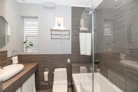 Photo 19 at 136 Spruce Street, South St. James Town, Toronto