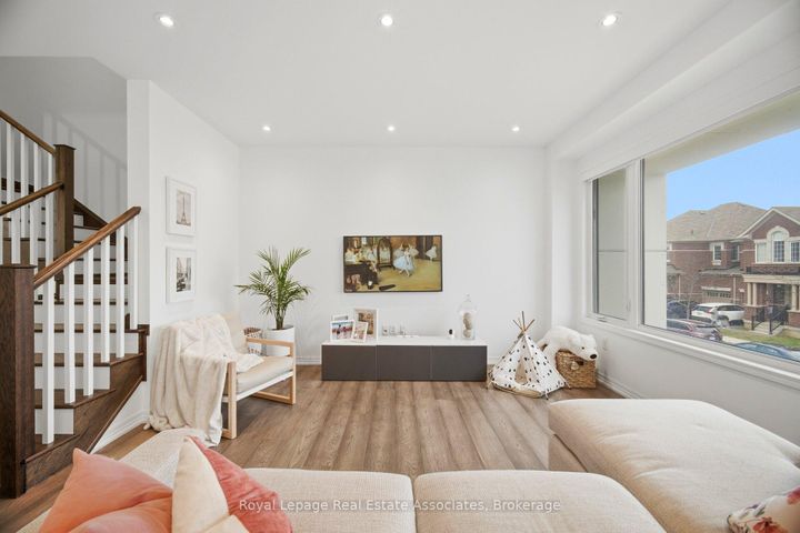 Photo 22 at 110 Huguenot Road, GO Glenorchy, Oakville