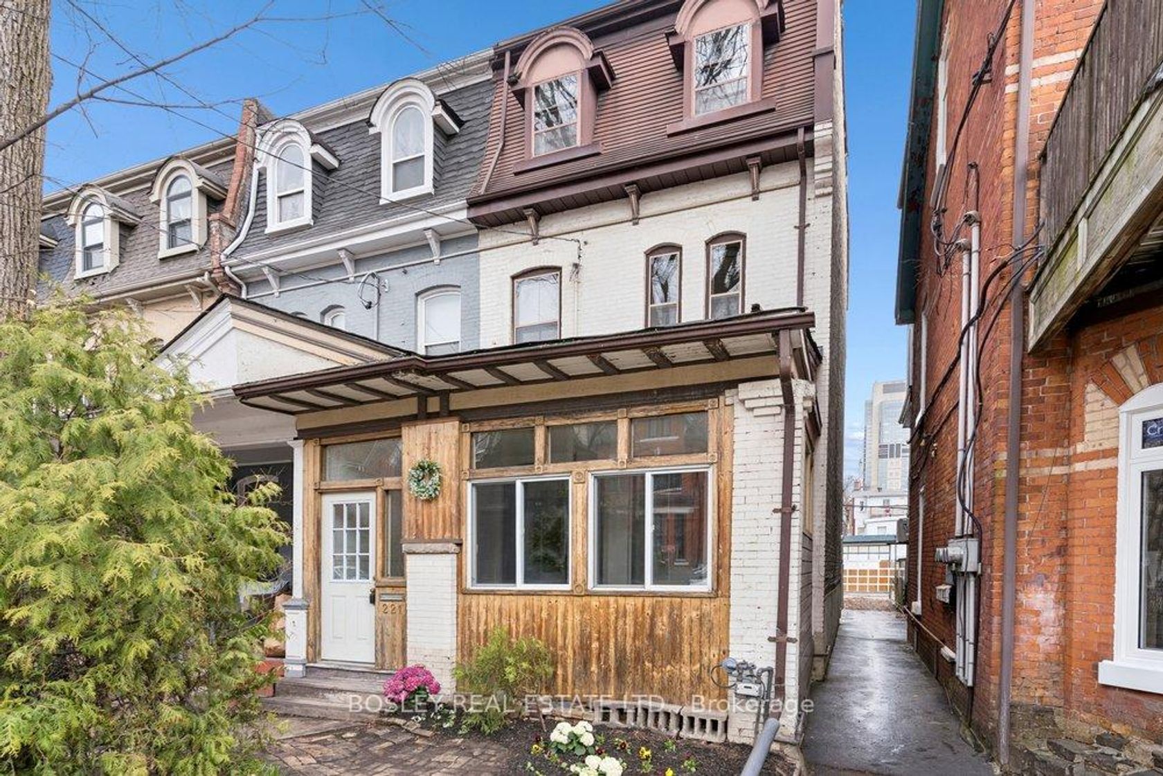 221 Beverley Street, Chinatown, Toronto photo number 2