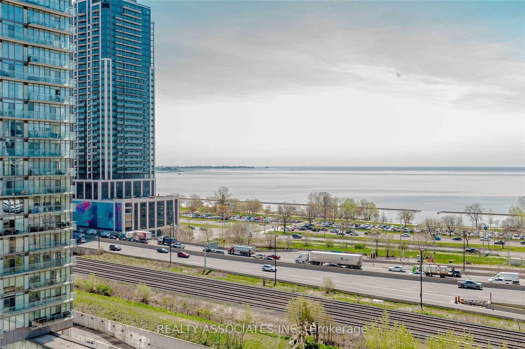 813 - 105 The Queensway Way, Swansea, Toronto photo 9