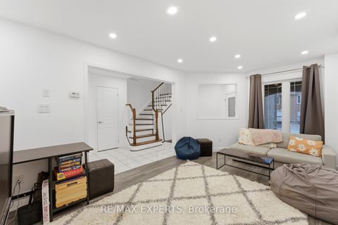 Photo 5 at 22 Wedgewood Place, Concord, Vaughan