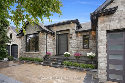 Photo 2 at 19 Polo Crescent, East Woodbridge, Vaughan