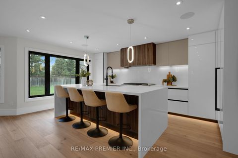 Photo 15 at 19 Polo Crescent, East Woodbridge, Vaughan