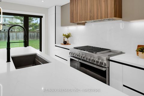 Photo 16 at 19 Polo Crescent, East Woodbridge, Vaughan