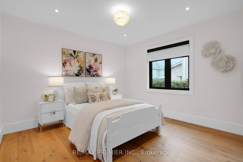 Photo 27 at 19 Polo Crescent, East Woodbridge, Vaughan