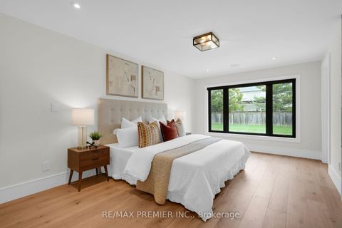 Photo 28 at 19 Polo Crescent, East Woodbridge, Vaughan