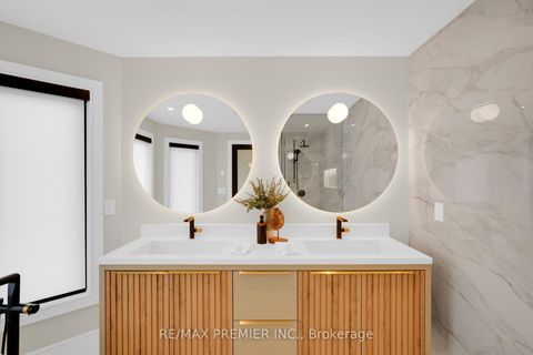 Photo 32 at 19 Polo Crescent, East Woodbridge, Vaughan