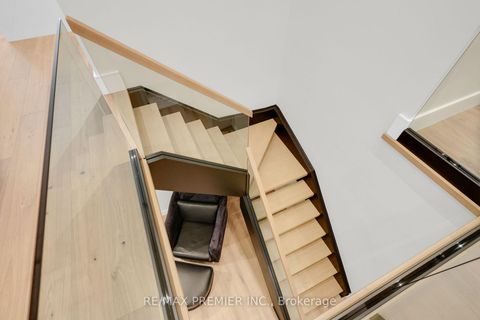 Photo 35 at 19 Polo Crescent, East Woodbridge, Vaughan