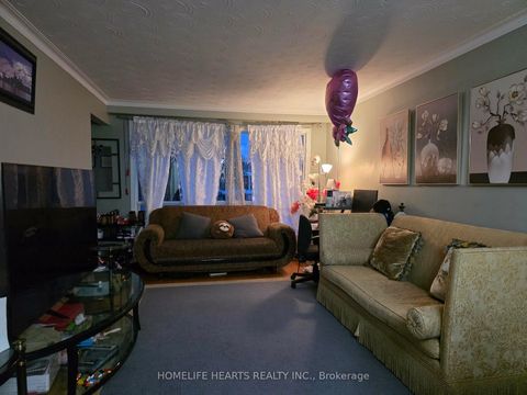 Photo 1 at 33 Heavitree Drive, CFB, Toronto