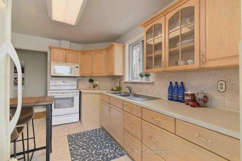 Photo 5 at 33 Heavitree Drive, CFB, Toronto