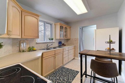 Photo 6 at 33 Heavitree Drive, CFB, Toronto