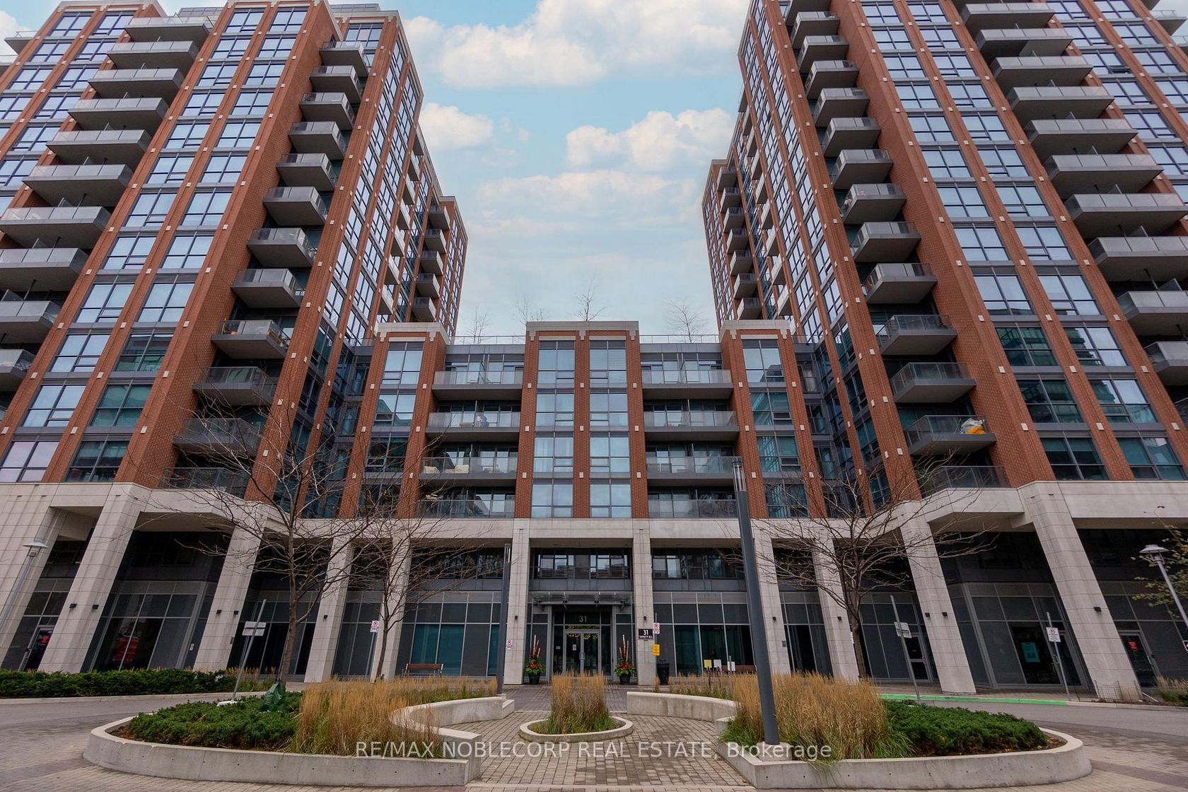 923 - 31 Tippett Road, Clanton Park, Toronto photo number 2