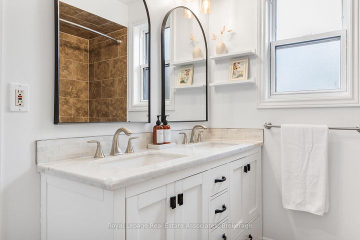 Photo 21 at 48 - 1516 Sixth Line, CP College Park, Oakville