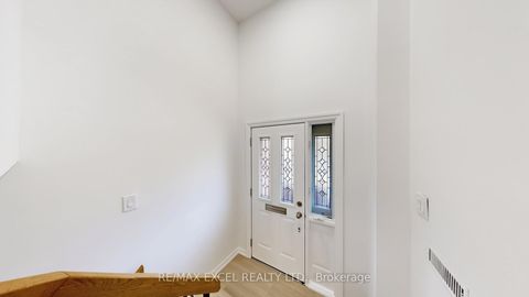 Photo 2 at 3 Red Maple Court, Bayview Village, Toronto