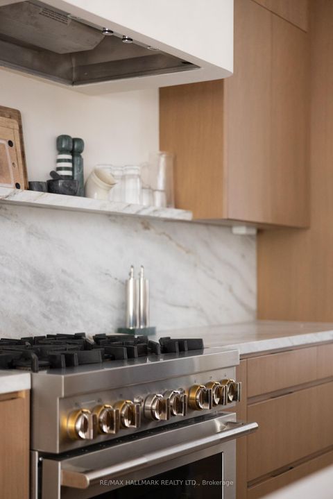 Photo 17 at 18 Foxley Street, Bellwoods, Toronto