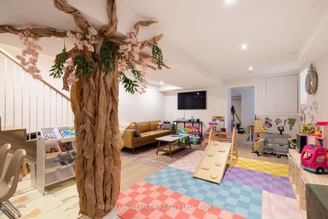 Photo 38 at 18 Foxley Street, Bellwoods, Toronto