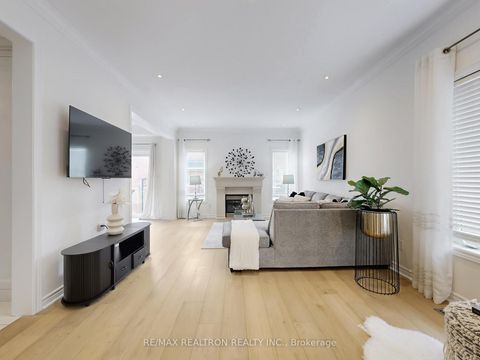 Photo 3 at 60 Colombo Crescent, Maple, Vaughan