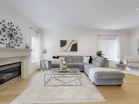 Photo 5 at 60 Colombo Crescent, Maple, Vaughan