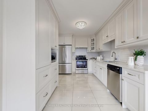 Photo 10 at 60 Colombo Crescent, Maple, Vaughan