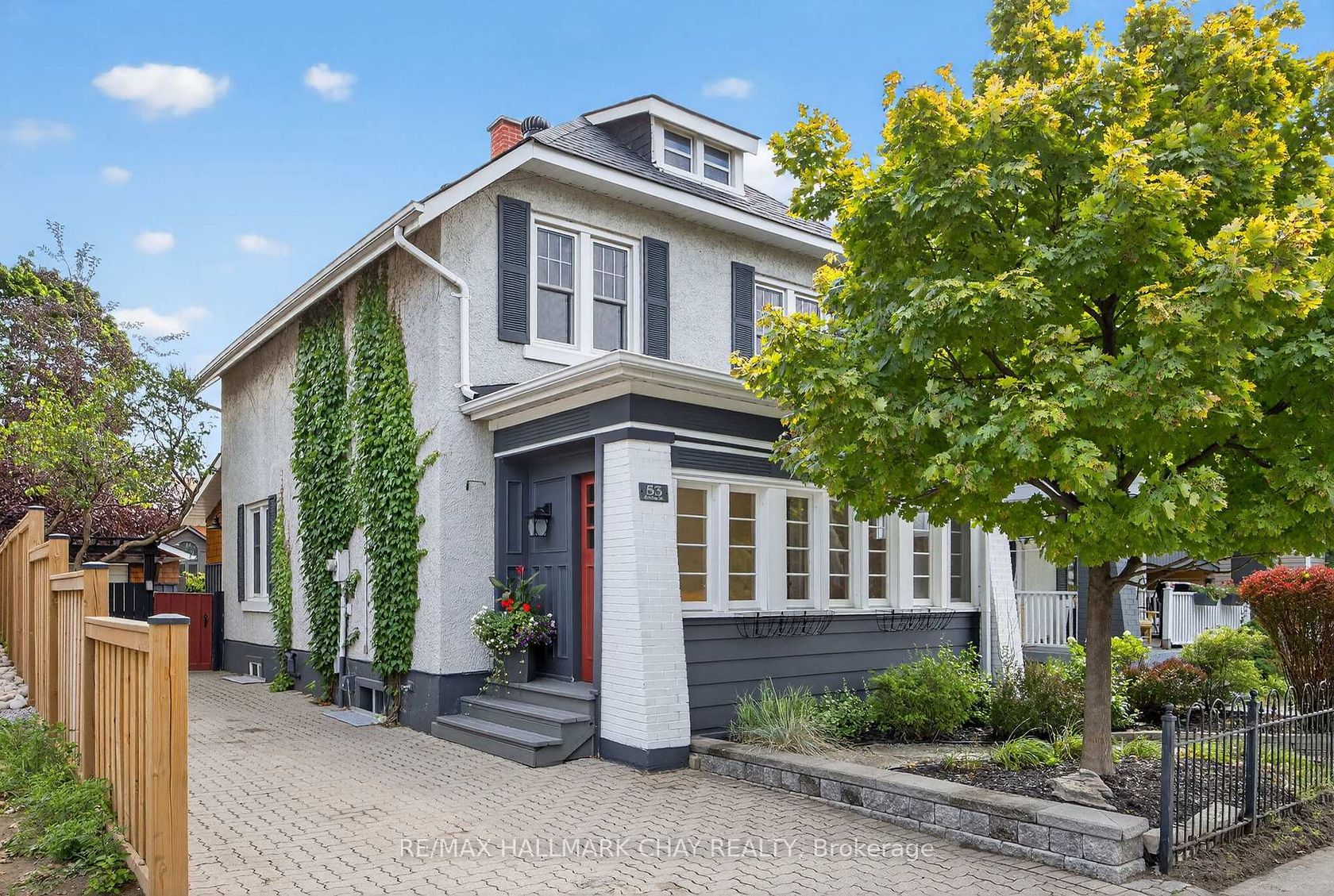 53 Eccles Street N, Queen